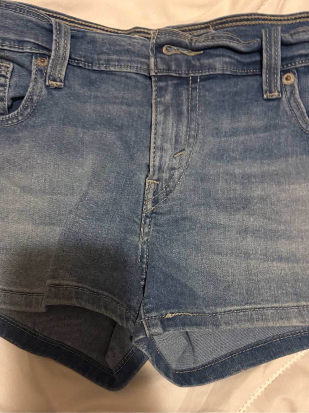 Levi’s Low Rise Shorty Shorts | Size 30 | Light Wash | 2” Inseam
